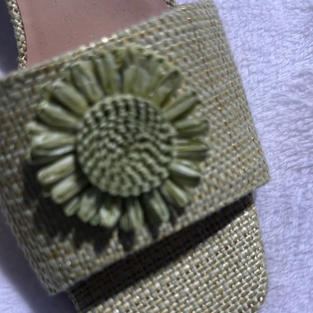 Bandolino Green Mules with Nature-Inspired Design - Picture 2 of 8